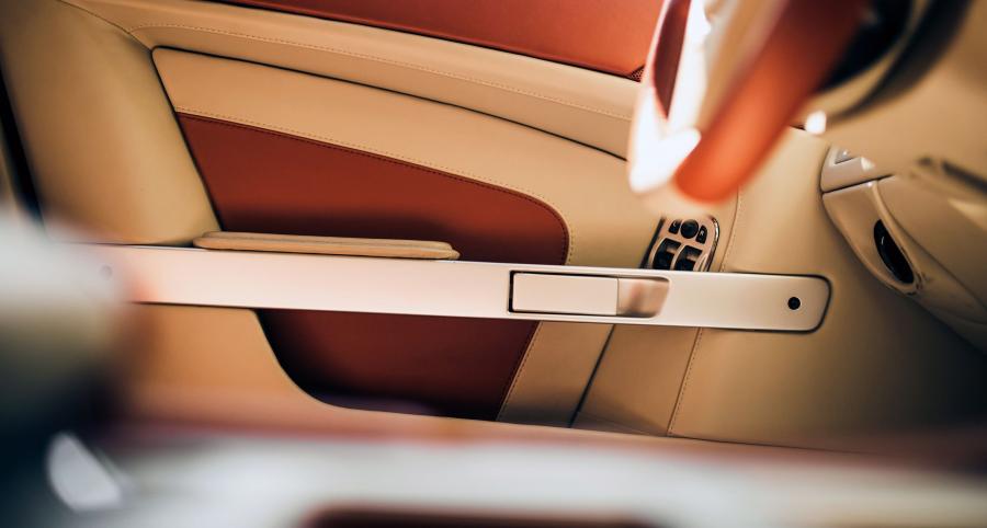 Детали интерьера Aston Martin Virage Shooting Brake 2014 года  (фото 22 из 45)